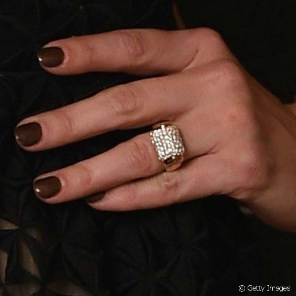 No Festival de Cinema de Veneza, Ashley Greene apostou no esmalte marrom cremoso nas unhas curtinhas